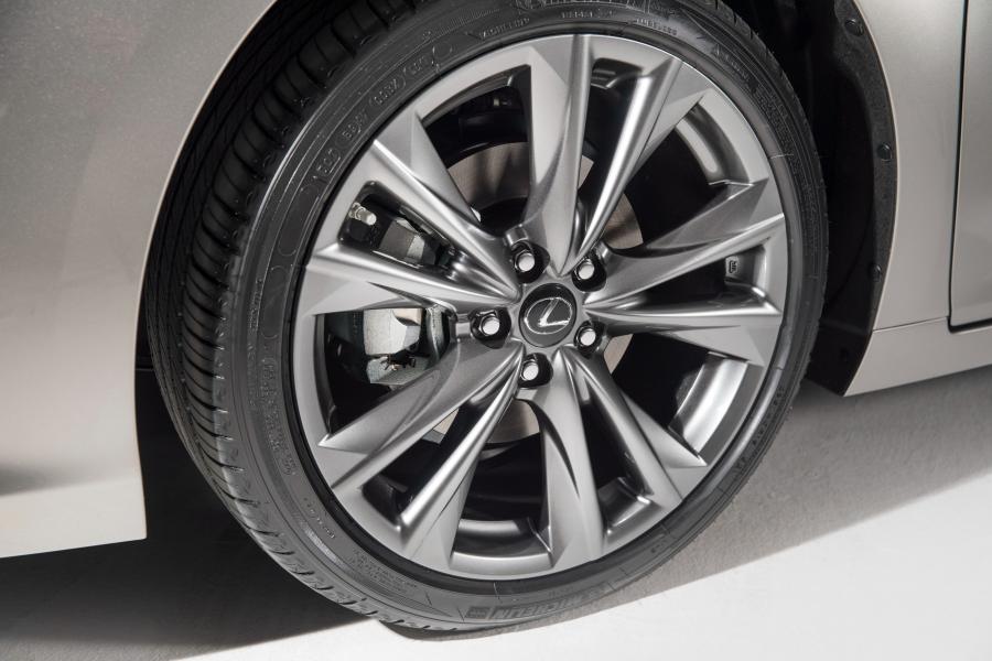 Колеса Lexus ES350 F-Sport 2018 года  (NA) (фото 35 из 47)